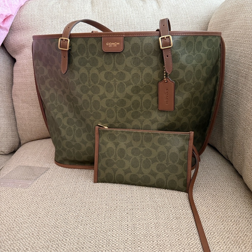 Coach Taxi Tote In Signature Canvas PRICE FIRM
C101
